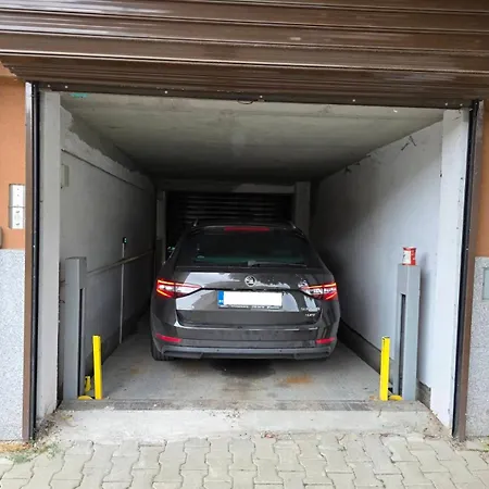 2bdr With Free Secured Parking Space 소피아