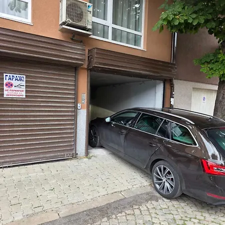 2bdr With Free Secured Parking Space 아파트 소피아